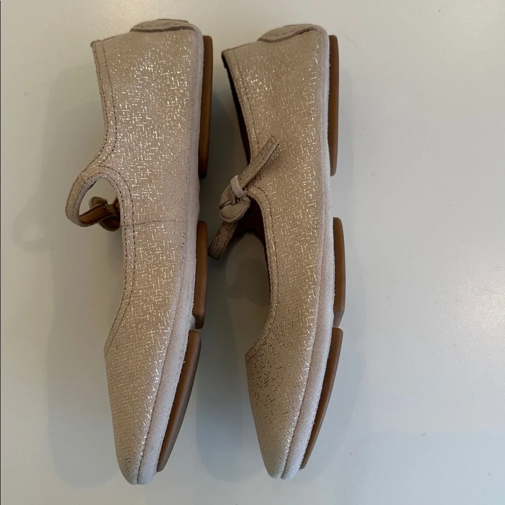 New Donald J. Pliner Beige Mary Jane Shoes.  Size 7B.